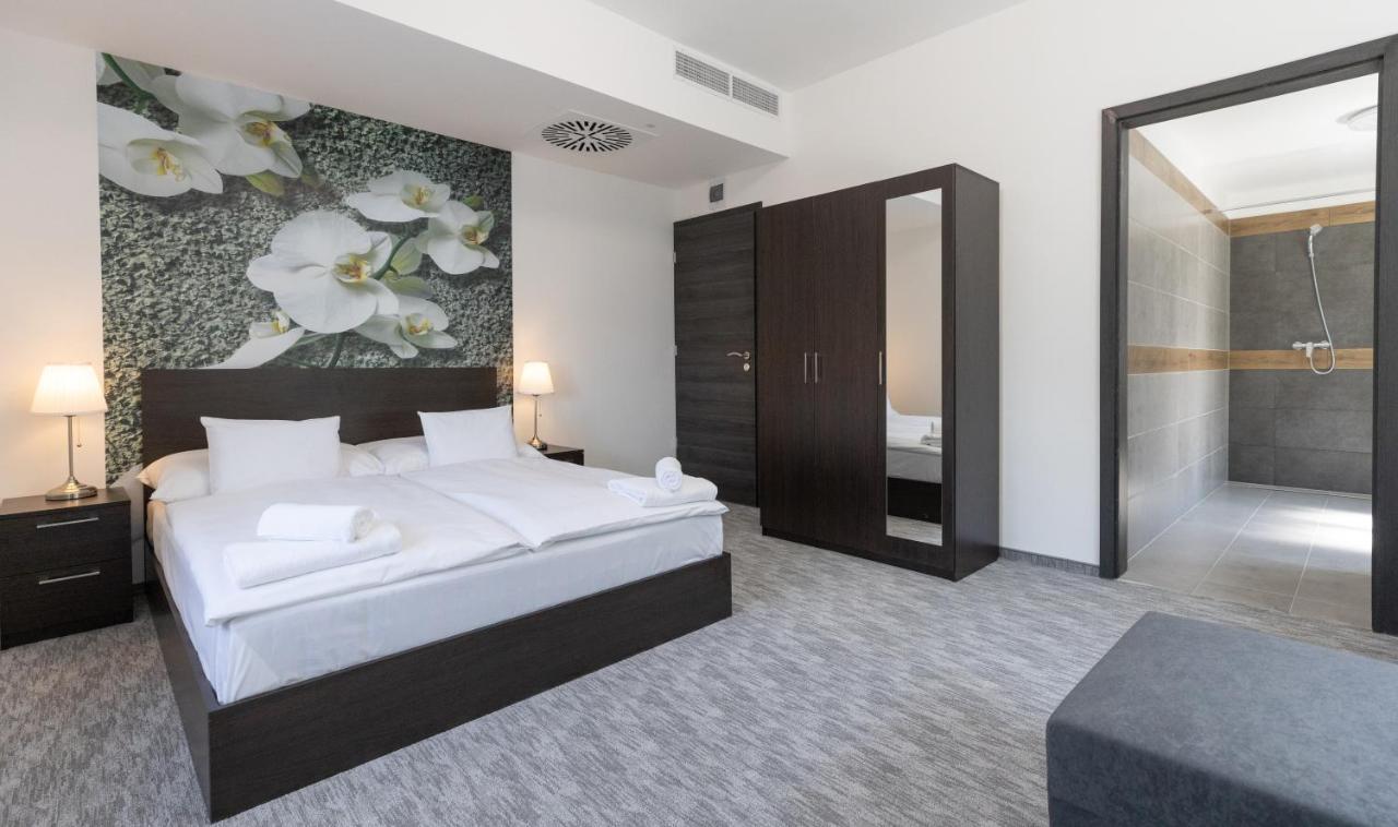 Panzio 81 Bed & Breakfast Hajduszoboszlo Ngoại thất bức ảnh